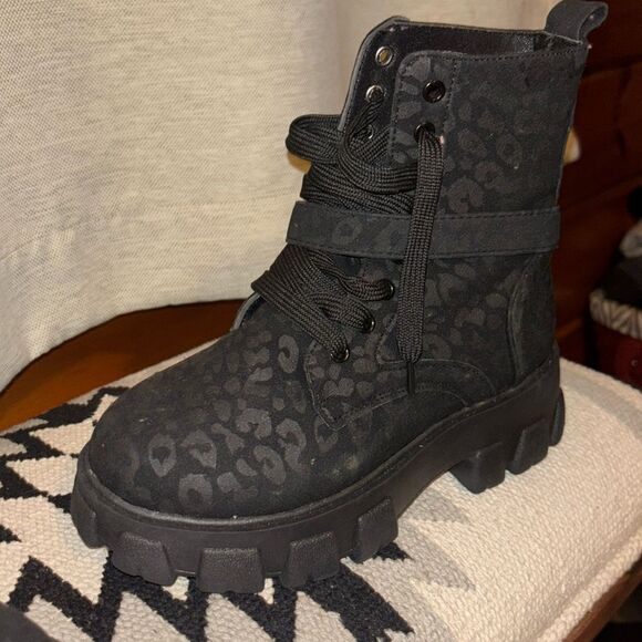 Designer inspired like new no tags Moto boots with little side boot bag attached - Picture 9 of 16